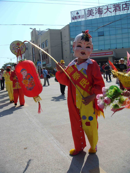 福建莆田湄洲灣舉行民俗文藝踩街活動(dòng)（組圖）