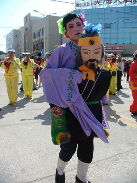 福建莆田湄洲灣舉行民俗文藝踩街活動(dòng)（組圖）