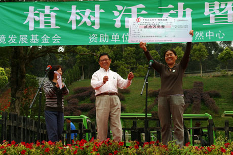 云南綠色環(huán)境發(fā)展基金會(huì)“消除碳足跡”植樹(shù)活動(dòng)暨“綠色基金”啟動(dòng)儀式在昆明舉行