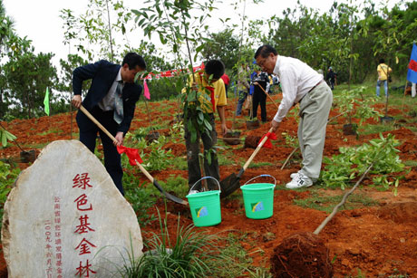 云南綠色環(huán)境發(fā)展基金會(huì)“消除碳足跡”植樹(shù)活動(dòng)暨“綠色基金”啟動(dòng)儀式在昆明舉行