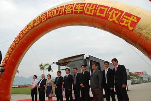 中國首臺(tái)自主品牌混合動(dòng)力客車出口新加坡