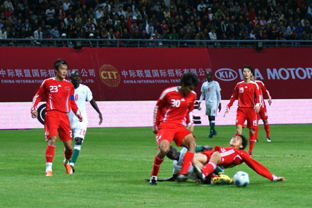 沒輸就算贏了！國足0-0撼平塞內(nèi)加爾(組圖)