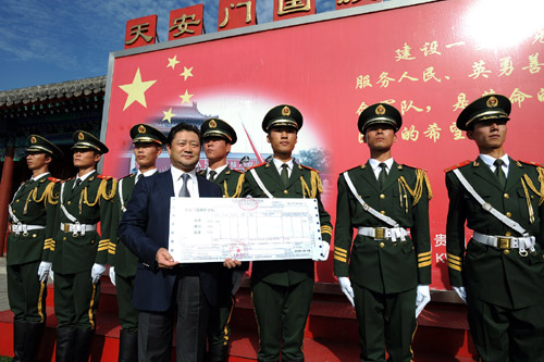 海航集團(tuán)慰問天安門國(guó)旗護(hù)衛(wèi)隊(duì)