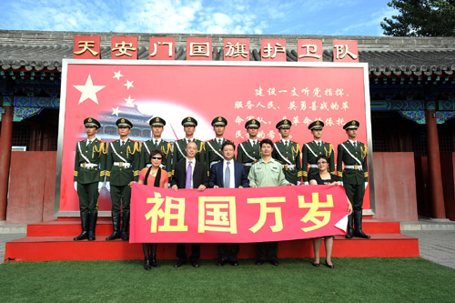 海航集團(tuán)慰問天安門國(guó)旗護(hù)衛(wèi)隊(duì)