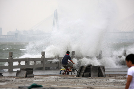 “凱薩娜”來勢洶涌 海南經(jīng)受風(fēng)雨洗禮(圖)
