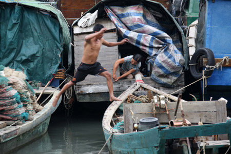 “凱薩娜”來勢(shì)洶涌 海南經(jīng)受風(fēng)雨洗禮(圖)
