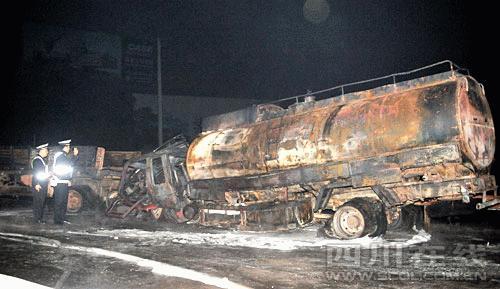成綿高速油罐車爆炸至少1人死亡(組圖)