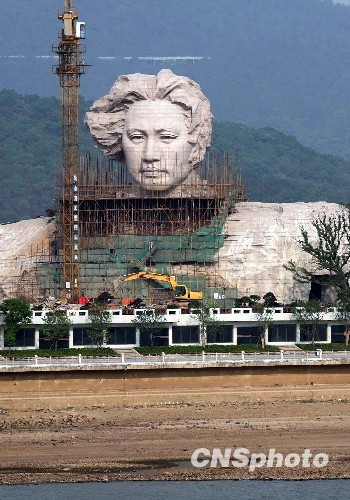 高32米青年毛澤東雕塑亮相湖南橘子洲