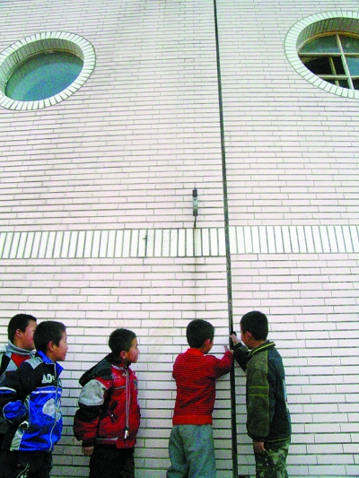 哈爾濱市金馬小學500學生危樓里挨凍上課