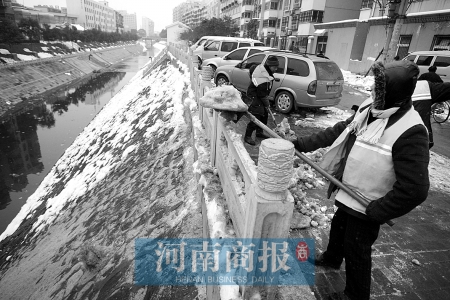 鄭州除積雪陋習(xí)多 積雪填滿雨水井污染河水