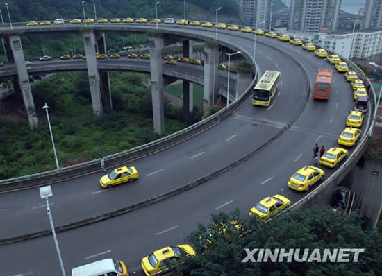 重慶出租車排千米長隊加天然氣(組圖)