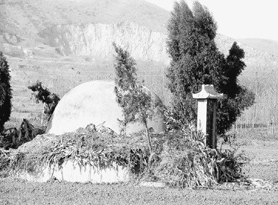 河南南陽(yáng)出現(xiàn)民眾交錢(qián)可土葬現(xiàn)象(圖)