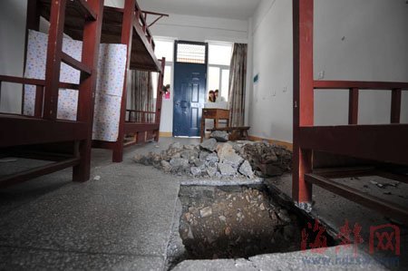 福建一學(xué)生宿舍樓地面塌陷 三百學(xué)生被疏散