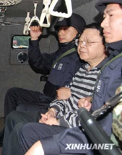 警方在文強(qiáng)親戚家蓄水池找出600萬(wàn)（圖）