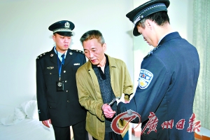 廣東公安局長斂財3400萬 提審時談童年艱辛大哭