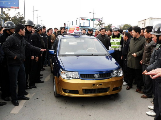 江蘇鹽城800出租車罷運要求政府打擊黑車(組圖)
