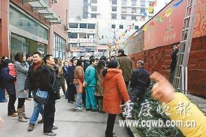 重慶一高樓飄下數(shù)十張百元鈔票引百人爭搶(圖)