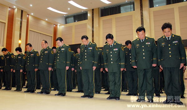 云南公安邊防官兵悼念戰(zhàn)友[組圖]