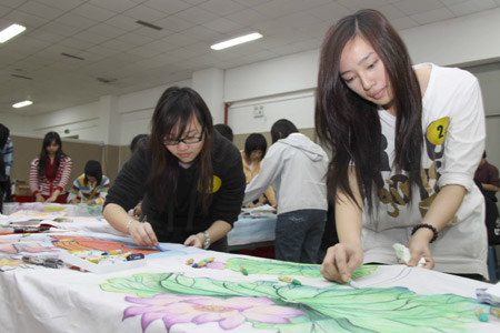 海外華裔大學(xué)生用畫筆直抒思鄉(xiāng)之情(組圖)