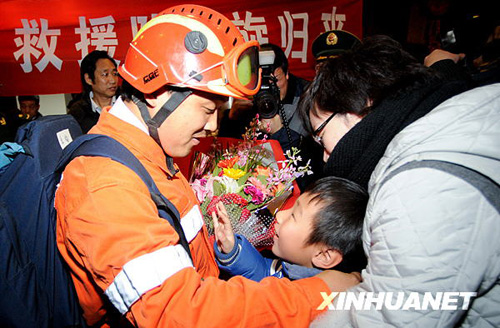 中國國際救援隊完成任務(wù) 48名滯留海地中國公民抵京