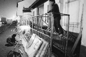 蘇州火車站讓買票者進(jìn)鐵籠 挨批后連夜拆除(圖)