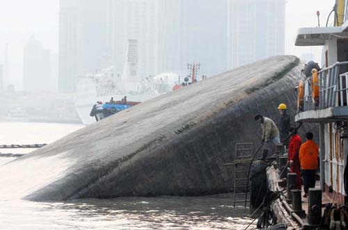 上海黃浦江水域兩船碰撞 3名船員成功獲救