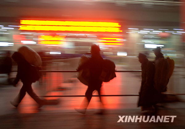回家路上：2010年全國鐵路春運(yùn)進(jìn)行時（組圖）