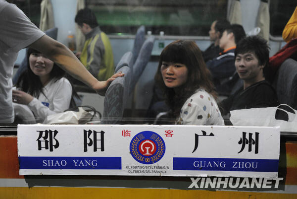 回家路上：2010年全國(guó)鐵路春運(yùn)進(jìn)行時(shí)（組圖）