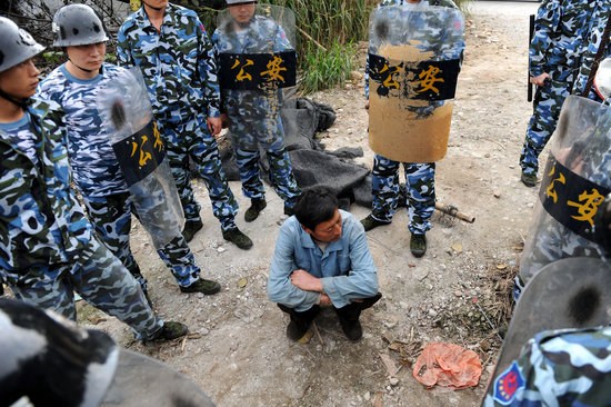 廣東佛山圍剿山寨加油站(組圖)