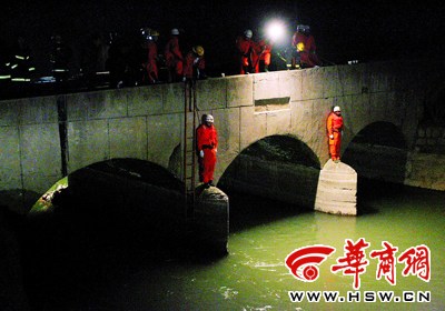 陜西8人搭人梯營(yíng)救落水男孩 兩救人者溺亡(圖)