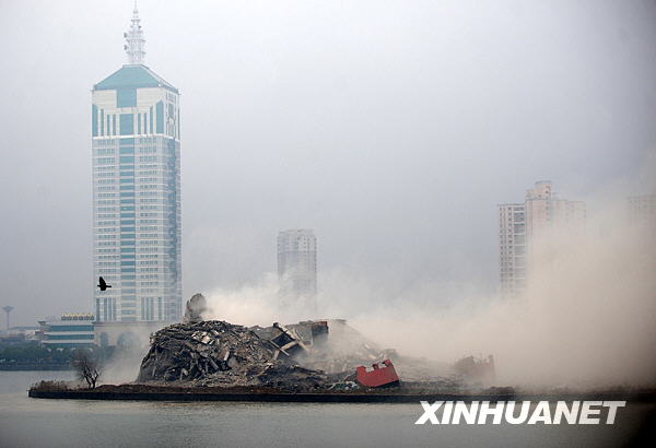 南昌市五星級(jí)五湖大酒店爆破拆除 僅13年樓齡