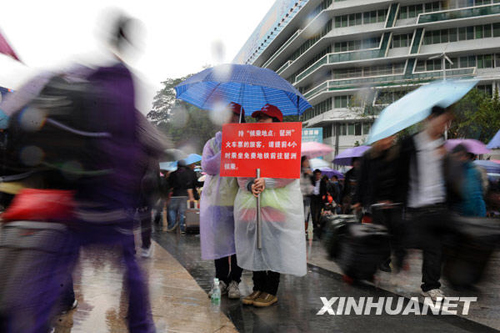 廣州日發(fā)送旅客23萬 雨中春運(yùn)秩序井然