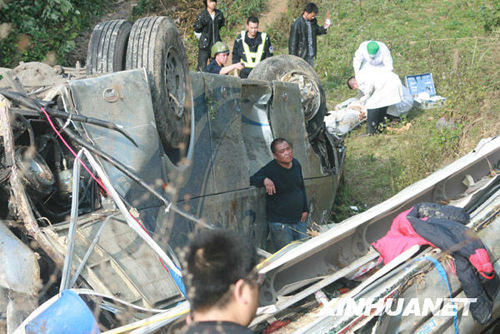 四川返鄉(xiāng)大客車在廣西墜崖 致7死50傷