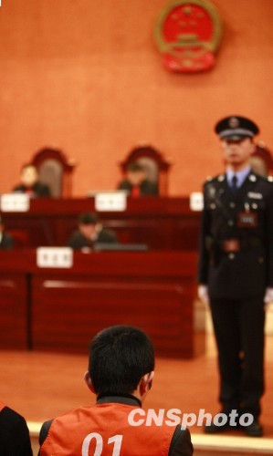 重慶原打黑支隊長否認(rèn)組織賣淫承認(rèn)開設(shè)賭場