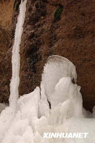 新疆庫姆塔格沙漠大峽谷出現(xiàn)冰雪奇觀