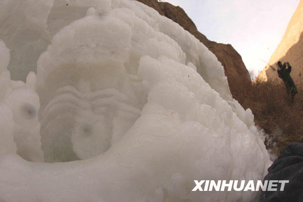 新疆庫(kù)姆塔格沙漠大峽谷出現(xiàn)冰雪奇觀