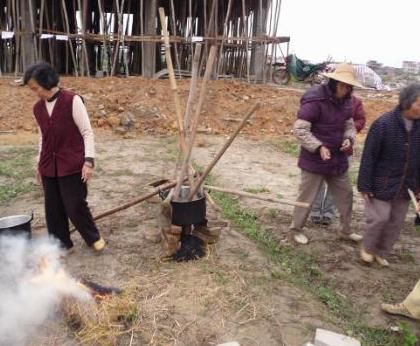 廣東化州農(nóng)民用行為藝術(shù)抗議政府租地