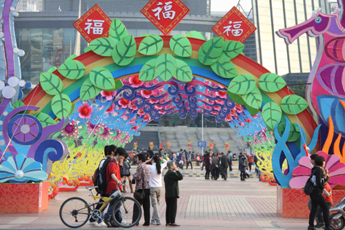“揚(yáng)帆海西·福滿(mǎn)榕城”大型燈組喜迎元宵（圖）