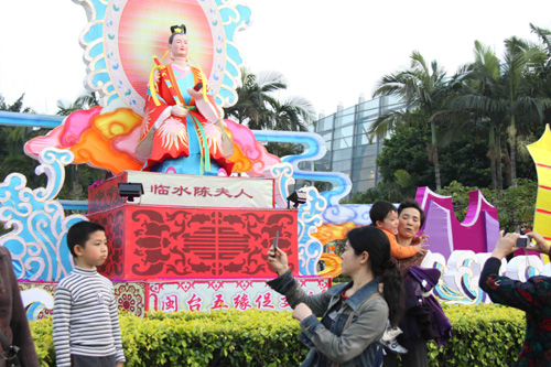 “揚(yáng)帆海西·福滿(mǎn)榕城”大型燈組喜迎元宵（圖）
