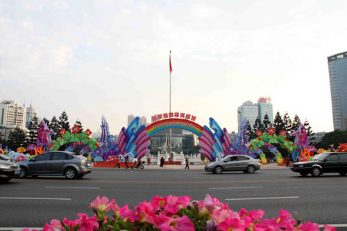 “揚(yáng)帆海西·福滿(mǎn)榕城”大型燈組喜迎元宵（圖）