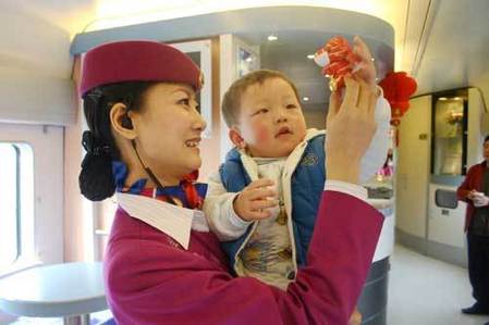 美女列車長(zhǎng)走紅網(wǎng)絡(luò) 帥哥“粉絲”獻(xiàn)花（圖）