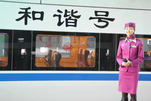 美女列車長走紅網(wǎng)絡(luò) 帥哥“粉絲”獻花（圖）