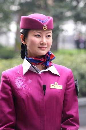 美女列車長(zhǎng)走紅網(wǎng)絡(luò) 帥哥“粉絲”獻(xiàn)花（圖）