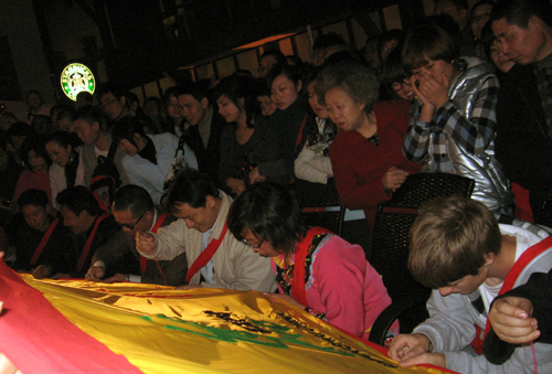 鬧元宵 災(zāi)區(qū)羌民來(lái)蓉獻(xiàn)禮（圖）