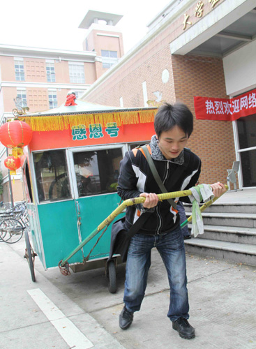 福州大學(xué)生親身感受拉“感恩號”板車行孝（圖）