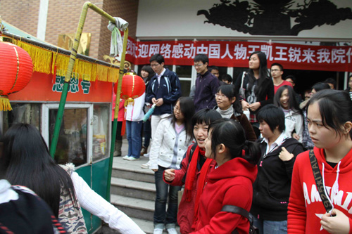 福州大學(xué)生親身感受拉“感恩號”板車行孝（圖）