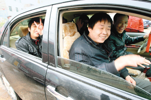 西安：職介門前老板排隊(duì) 招到工人轎車?yán)? style=