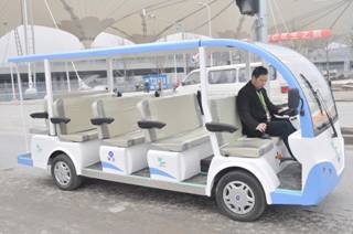 新日首批14座電動(dòng)車(chē)和醫(yī)療電動(dòng)車(chē)進(jìn)駐世博園區(qū)