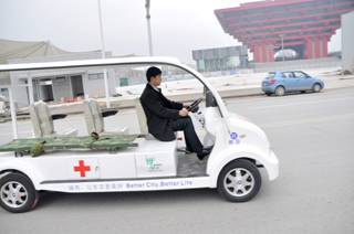 新日首批14座電動(dòng)車(chē)和醫(yī)療電動(dòng)車(chē)進(jìn)駐世博園區(qū)