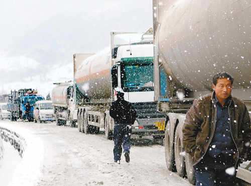 <P>秦嶺降雪藍(lán)小公路部分路段結(jié)冰嚴(yán)重通行受阻</P>